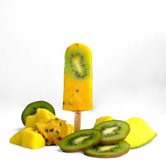 Paleta de frutas de kiwi y mango con rodajas de kiwi y trozos de mango y maracuyá, sobre fondo blanco. Ideal para un postre refrescante y saludable.